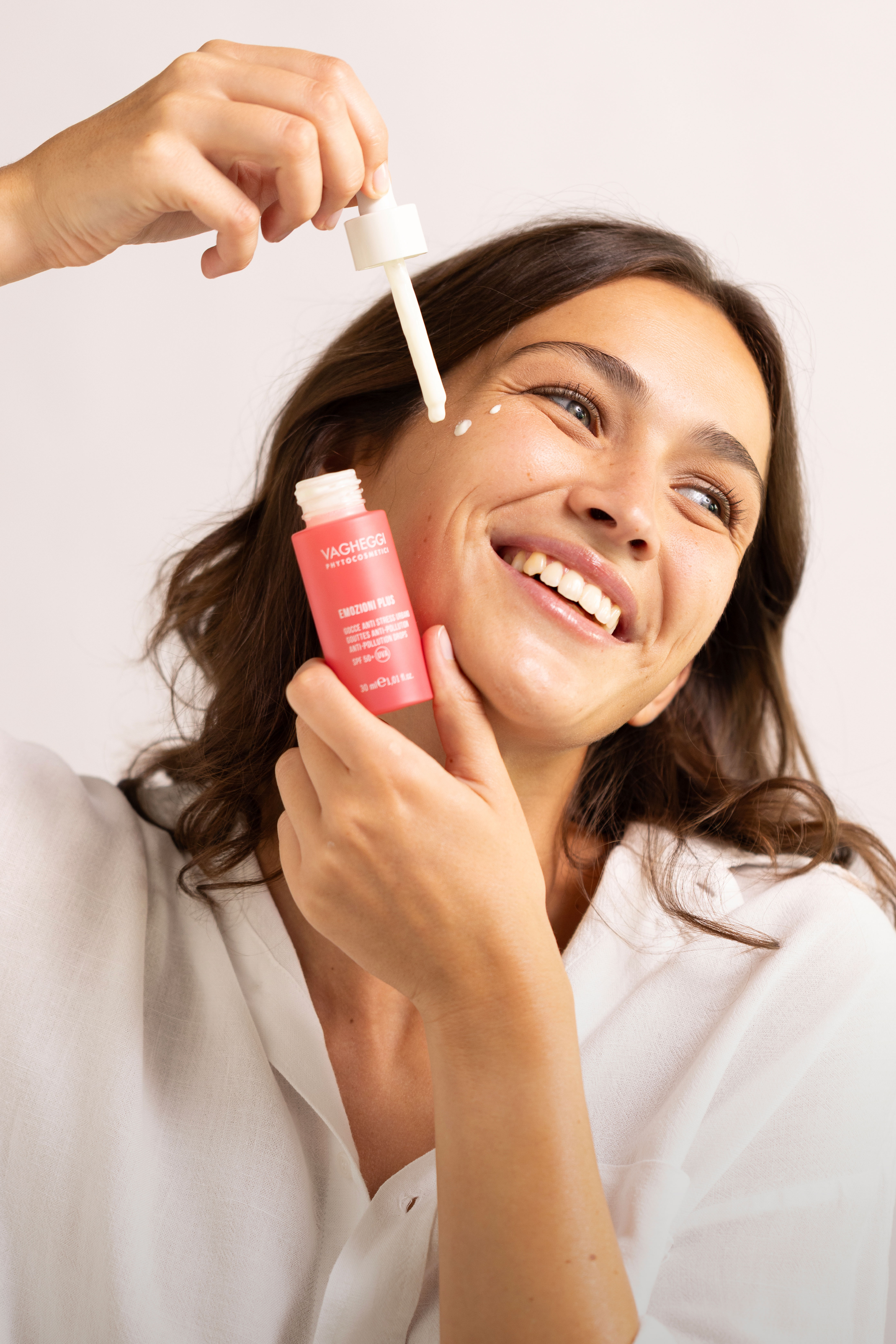 Women is holding the product of Emozioni Plus, happily and carefree.