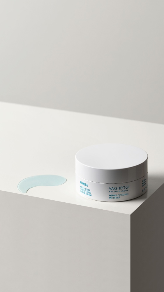 T&aacute;sk&aacute;s szem elleni kr&eacute;m haszn&aacute;lata a szemk&ouml;rny&eacute;k hidrat&aacute;l&aacute;s&aacute;ra &eacute;s feszes&iacute;t&eacute;s&eacute;re