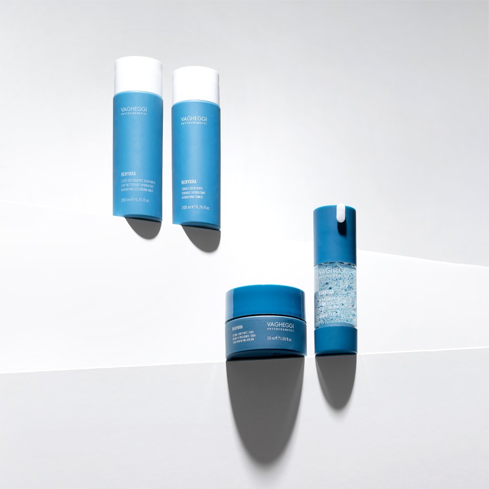 Száraz arcbőr ápolása hidratáló arcápolási rutinnal tonikkal, szérummal és arckrémmel